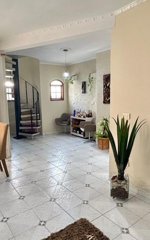 Casa à venda com 174m², 3 quartos e 4 vagasSala