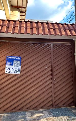 Casa à venda com 174m², 3 quartos e 4 vagasPlaca instalada na fachada do imóvel 
