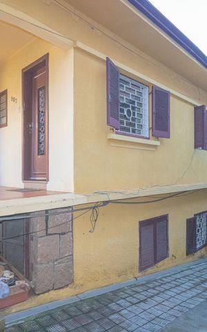 Casa à venda com 150m², 2 quartos e 2 vagas Casa à venda com 150m², 2 quartos e 2 vagasFachada