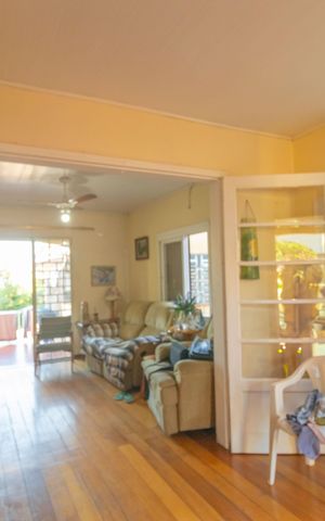 Casa à venda com 150m², 2 quartos e 2 vagas Casa à venda com 150m², 2 quartos e 2 vagasSala