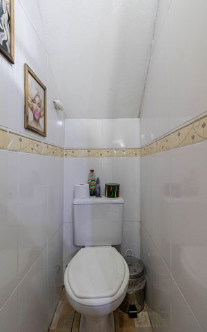 Casa à venda com 190m², 2 quartos e 3 vagas Casa à venda com 190m², 2 quartos e 3 vagasLavabo Externo