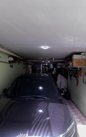 Casa à venda com 190m², 2 quartos e 3 vagas Casa à venda com 190m², 2 quartos e 3 vagasGaragem
