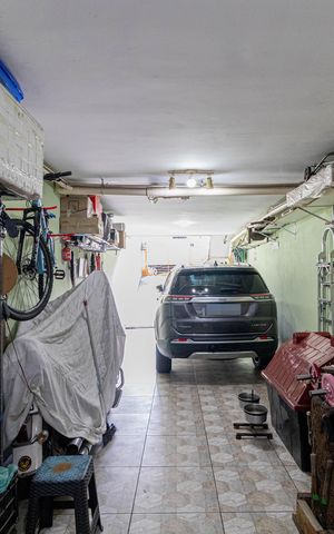Casa à venda com 190m², 2 quartos e 3 vagas Casa à venda com 190m², 2 quartos e 3 vagasGaragem