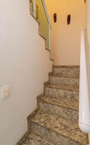 Casa à venda com 190m², 2 quartos e 3 vagas Casa à venda com 190m², 2 quartos e 3 vagasEscada