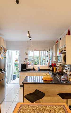 Casa à venda com 190m², 2 quartos e 3 vagas Casa à venda com 190m², 2 quartos e 3 vagasCozinha