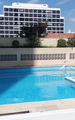 Apartamento à venda com 135m², 3 quartos e 3 vagas Apartamento à venda com 135m², 3 quartos e 3 vagasÁrea comum - Piscina