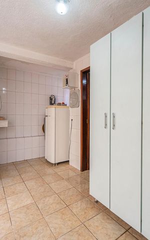 Casa à venda com 200m², 2 quartos e 2 vagas Casa à venda com 200m², 2 quartos e 2 vagasDespensa