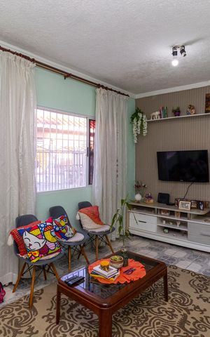 Casa à venda com 84m², 2 quartos e 3 vagas Casa à venda com 84m², 2 quartos e 3 vagasSala