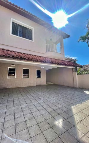 Casa para alugar com 213m², 4 quartos e 5 vagas Casa para alugar com 213m², 4 quartos e 5 vagasFachada