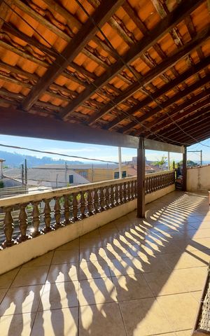 Casa à venda com 250m², 3 quartos e 2 vagas Casa à venda com 250m², 3 quartos e 2 vagasVaranda