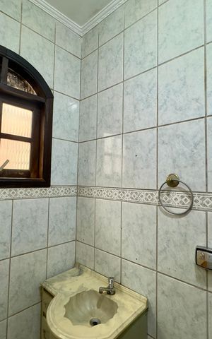 Casa à venda com 250m², 3 quartos e 2 vagas Casa à venda com 250m², 3 quartos e 2 vagasBanheiro social