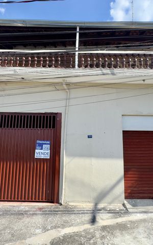 Casa à venda com 250m², 3 quartos e 2 vagas Casa à venda com 250m², 3 quartos e 2 vagasPlaca instalada na fachada do imóvel