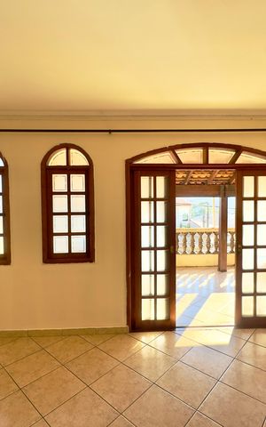 Casa à venda com 250m², 3 quartos e 2 vagas Casa à venda com 250m², 3 quartos e 2 vagasSala