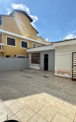 Casa à venda com 250m², 3 quartos e 2 vagas Casa à venda com 250m², 3 quartos e 2 vagasQuintal