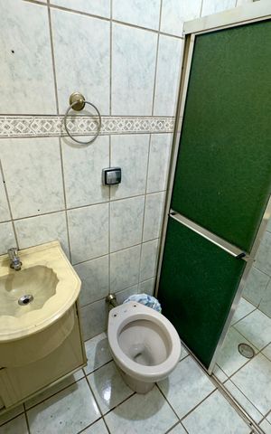 Casa à venda com 250m², 3 quartos e 2 vagas Casa à venda com 250m², 3 quartos e 2 vagasBanheiro social