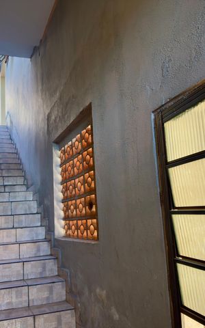 Casa à venda com 250m², 3 quartos e 2 vagas Casa à venda com 250m², 3 quartos e 2 vagasEscada