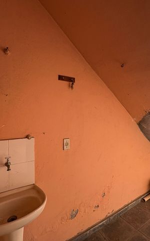 Casa à venda com 125m², 5 quartos e 2 vagas Casa à venda com 125m², 5 quartos e 2 vagasCorredor externo