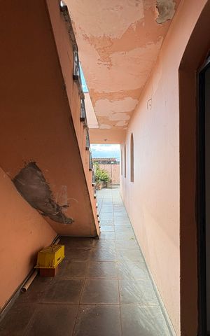 Casa à venda com 125m², 5 quartos e 2 vagas Casa à venda com 125m², 5 quartos e 2 vagasCorredor externo