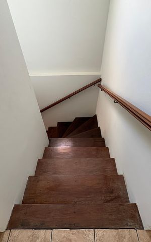 Casa à venda com 125m², 5 quartos e 2 vagas Casa à venda com 125m², 5 quartos e 2 vagasEscada interna