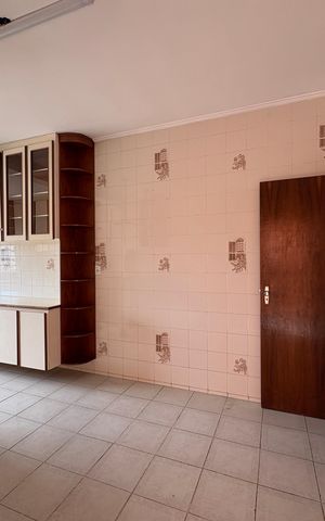 Casa à venda com 125m², 5 quartos e 2 vagas Casa à venda com 125m², 5 quartos e 2 vagasSala de Jantar