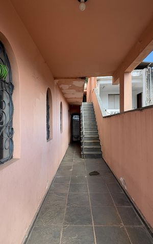 Casa à venda com 125m², 5 quartos e 2 vagas Casa à venda com 125m², 5 quartos e 2 vagasCorredor externo/ Escada
