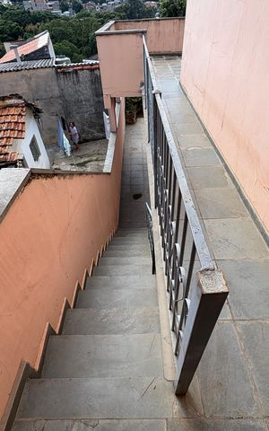 Casa à venda com 125m², 5 quartos e 2 vagas Casa à venda com 125m², 5 quartos e 2 vagasEscada