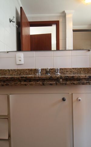 Casa à venda com 200m², 3 quartos e 2 vagasBanheiro Suíte 