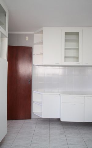 Casa à venda com 200m², 3 quartos e 2 vagasCozinha - Armários