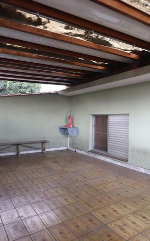 Casa à venda com 235m², 3 quartos e 2 vagasVaranda