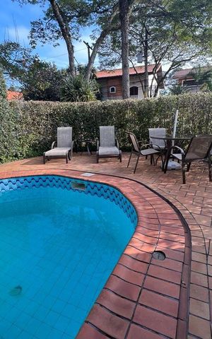 Casa à venda com 416m², 4 quartos e 2 vagas Casa à venda com 416m², 4 quartos e 2 vagasÁrea externa