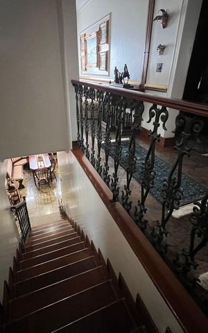 Casa à venda com 416m², 4 quartos e 2 vagas Casa à venda com 416m², 4 quartos e 2 vagasEscada