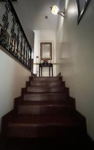 Casa à venda com 416m², 4 quartos e 2 vagas Casa à venda com 416m², 4 quartos e 2 vagasEscada