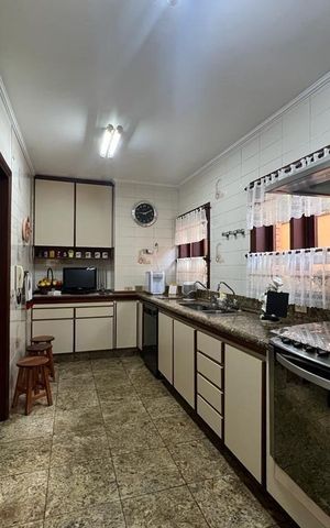 Casa à venda com 416m², 4 quartos e 2 vagas Casa à venda com 416m², 4 quartos e 2 vagasCozinha