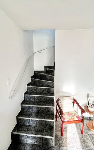 Casa à venda com 100m², 2 quartos e 1 vagaEscada