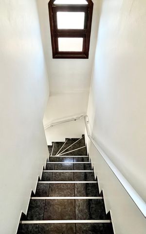 Casa à venda com 100m², 2 quartos e 1 vagaEscada