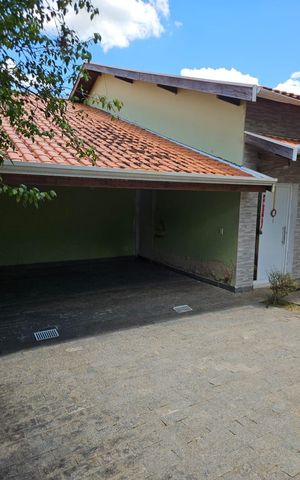Casa de condomínio à venda com 330m², 4 quartos e 4 vagas Casa de condomínio à venda com 330m², 4 quartos e 4 vagasFachada