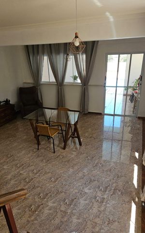 Casa de condomínio à venda com 330m², 4 quartos e 4 vagas Casa de condomínio à venda com 330m², 4 quartos e 4 vagasSala