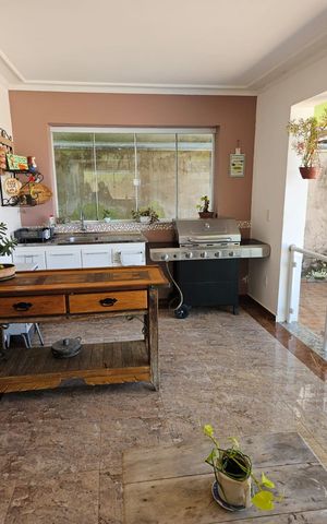 Casa de condomínio à venda com 330m², 4 quartos e 4 vagas Casa de condomínio à venda com 330m², 4 quartos e 4 vagasVaranda