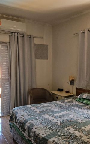 Casa de condomínio à venda com 330m², 4 quartos e 4 vagas Casa de condomínio à venda com 330m², 4 quartos e 4 vagasQuarto