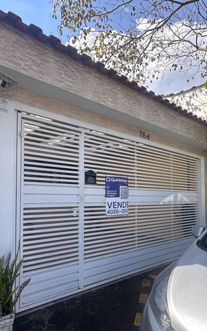 Casa à venda com 130m², 3 quartos e 2 vagas Casa à venda com 130m², 3 quartos e 2 vagasFachada