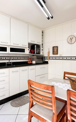Casa à venda com 130m², 3 quartos e 2 vagas Casa à venda com 130m², 3 quartos e 2 vagasCozinha
