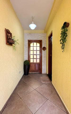Casa à venda com 130m², 3 quartos e 2 vagas Casa à venda com 130m², 3 quartos e 2 vagasEntrada