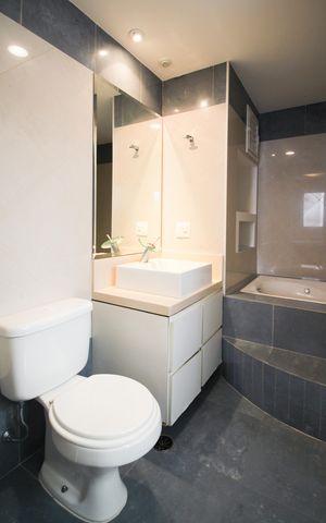Apartamento à venda com 106m², 3 quartos e 2 vagas Apartamento à venda com 106m², 3 quartos e 2 vagasBanheiro da Suíte