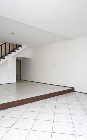 Casa à venda com 280m², 3 quartos e 3 vagas Casa à venda com 280m², 3 quartos e 3 vagasSala