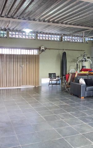 Casa à venda com 360m², 3 quartos e 6 vagas Casa à venda com 360m², 3 quartos e 6 vagasVagas de Garagem