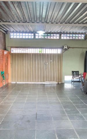 Casa à venda com 360m², 3 quartos e 6 vagas Casa à venda com 360m², 3 quartos e 6 vagasVagas de Garagem
