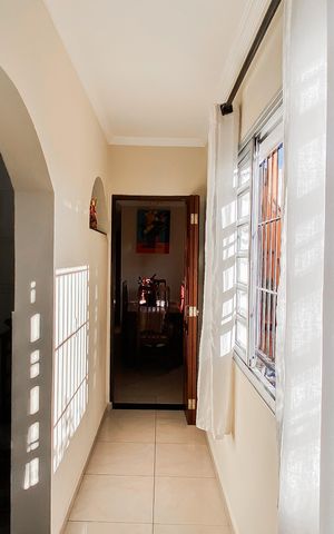 Casa à venda com 240m², 4 quartos e 3 vagas Casa à venda com 240m², 4 quartos e 3 vagasCorredor