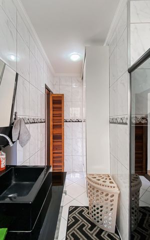 Casa à venda com 240m², 4 quartos e 3 vagas Casa à venda com 240m², 4 quartos e 3 vagasBanheiro da Suíte