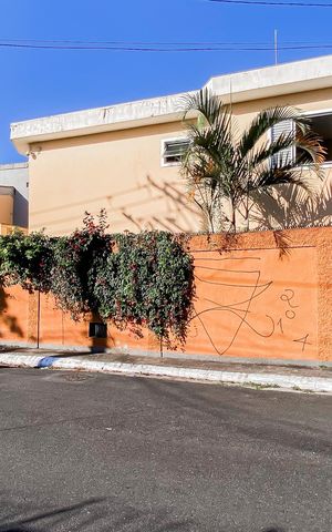 Casa à venda com 240m², 4 quartos e 3 vagas Casa à venda com 240m², 4 quartos e 3 vagasFachada