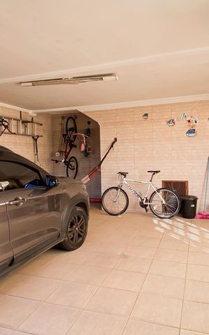 Casa à venda com 240m², 4 quartos e 3 vagas Casa à venda com 240m², 4 quartos e 3 vagasGaragem